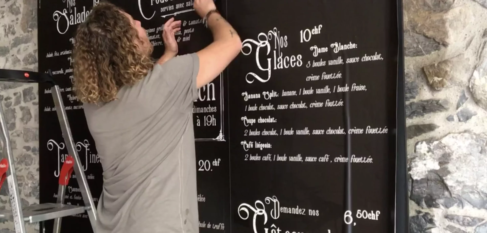 Pose d'un menu ardoise pour un restaurant à Genève, par Stick-Up.ch