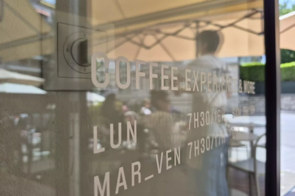 horraires vinyle de coffee shop à Florissant Genève , réalisé par Stick-Up