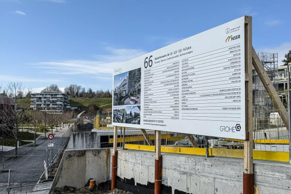 Découpe, impression et pose de panneau de chantier personnalisé dans le canton de vaud, par stick-up.ch