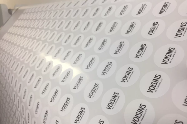 Stickers et autocollants, imprimés par Stick-Up pour Voisins à Genève.