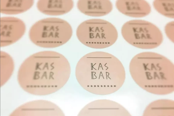 Stickers et autocollants, imprimés par Stick-Up pour KasBar à Genève.