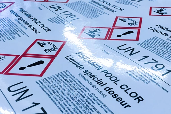 étiquettes imprimées pour des bidons industriels