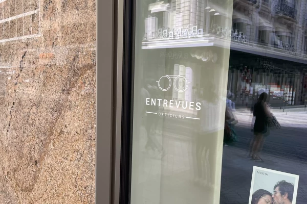 lettrage adhésif sur vitrine de magasin de lunettes