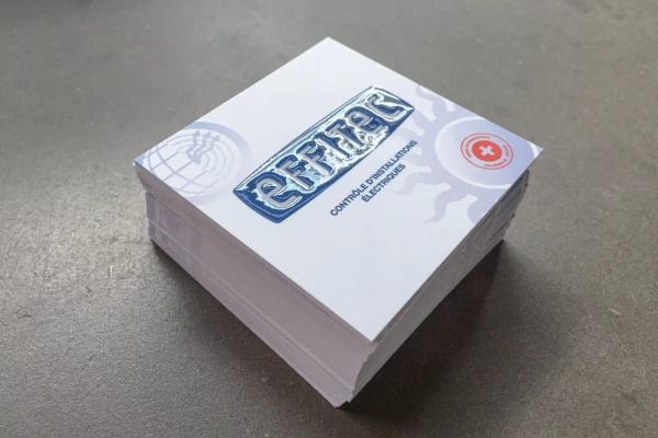 une pile de cartes de visite blanches