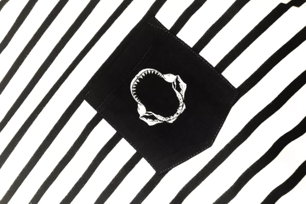 impression de mâchoire de requin sur un t-shirt