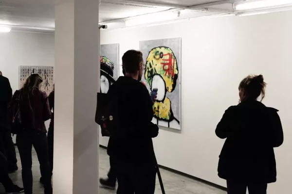 Exposition de l'artiste Paul Wal à Genève, tableaux réalisés avec des pochoirs et des bombonnes de spray de peinture.