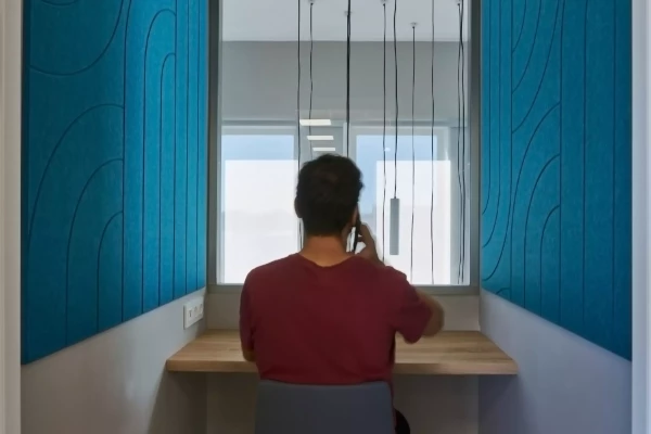 un isoloir d'entreprise décoré et isolé en bleu