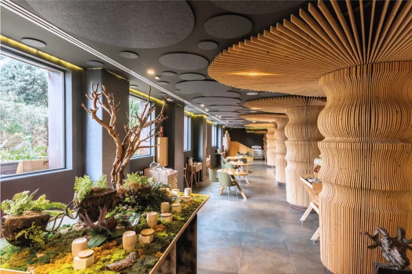 des jolis pilier en bois dans un restaurant