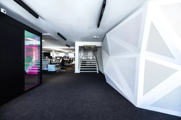 un couloir décoré dans des bureaux d'entreprise