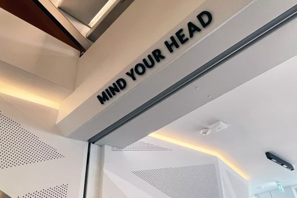 Lettres découpées en harmonie avec les lettres découpées dans la moquette d'escalier