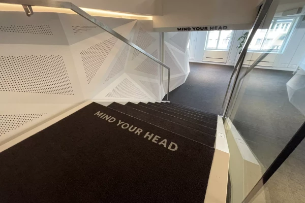 Lettres personnalisées découpées dans une moquette d'escalier