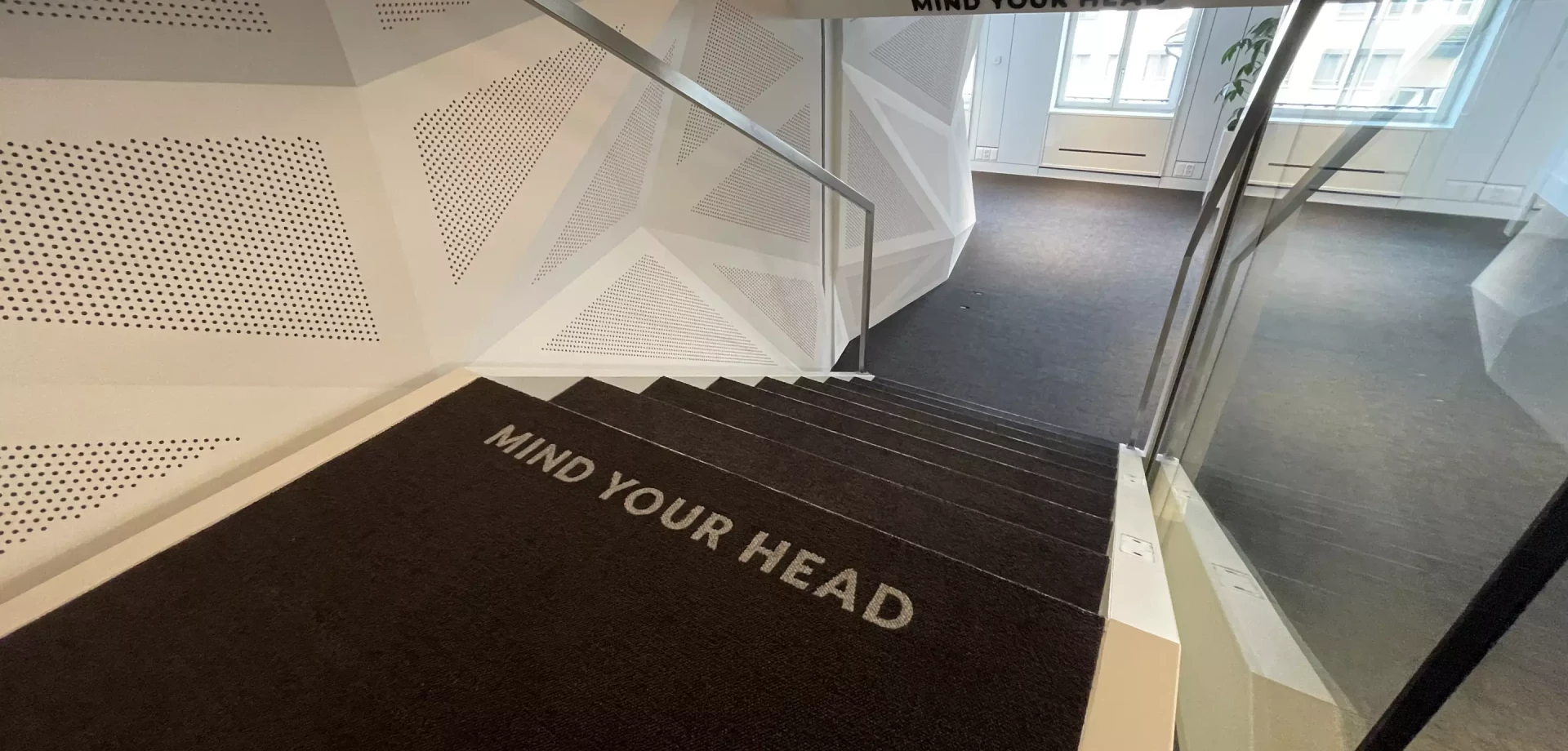 Lettres personnalisées découpées dans une moquette d'escalier