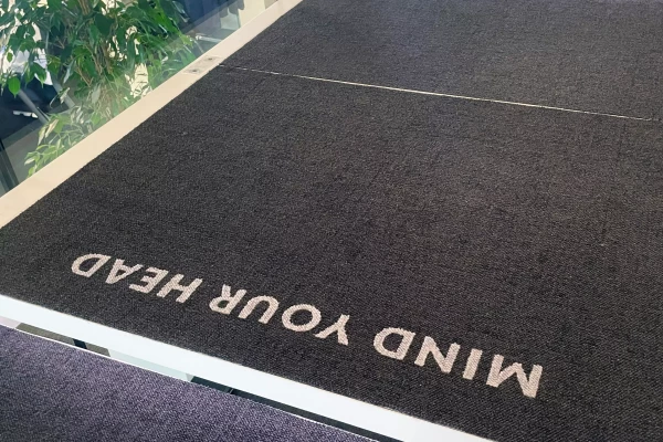Lettres découpées dans une moquette d'escalier