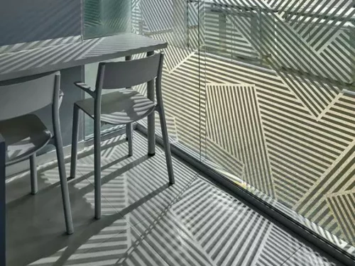 un filme de discrétion sur les vitre d'un bureau