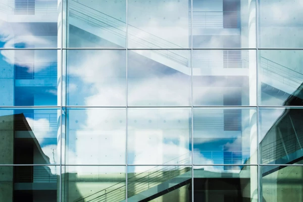 façade en verre avec film solaire réfléchissant effet miroir