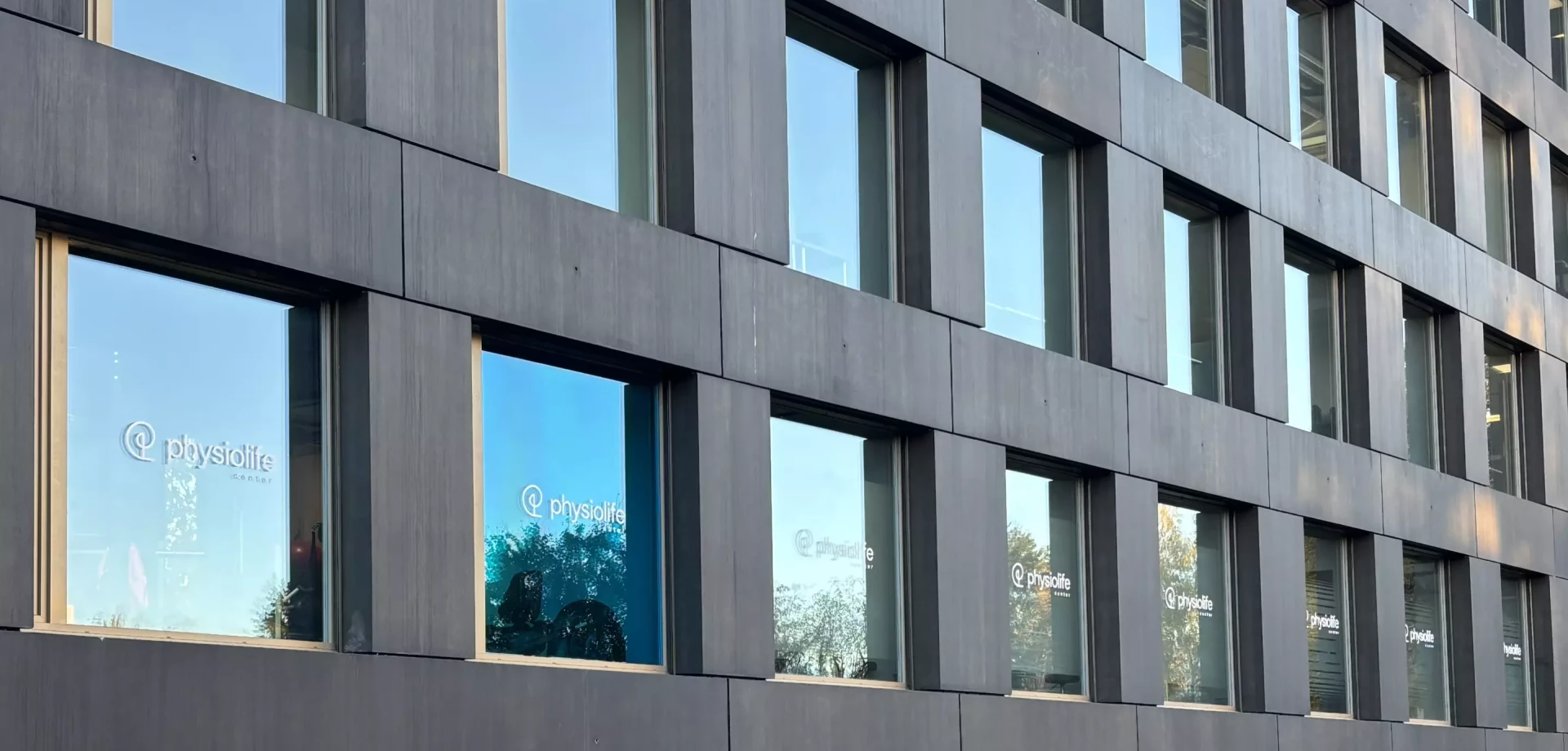 pose de film solaire anti chaleur sur les vitres extérieures pour un cabinet de physiothérapie à Genève