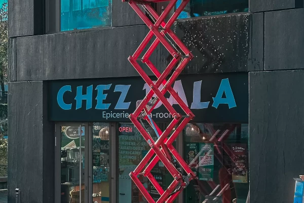 pose par Stick-Up de film solaire anti chaleur sur les vitres extérieures pour un cabinet de physiothérapie à Genève