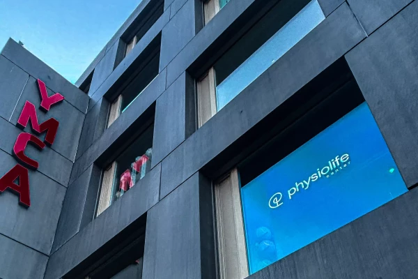 pose de film solaire anti chaleur sur les vitres exterieures pour un cabinet de physio à Genève