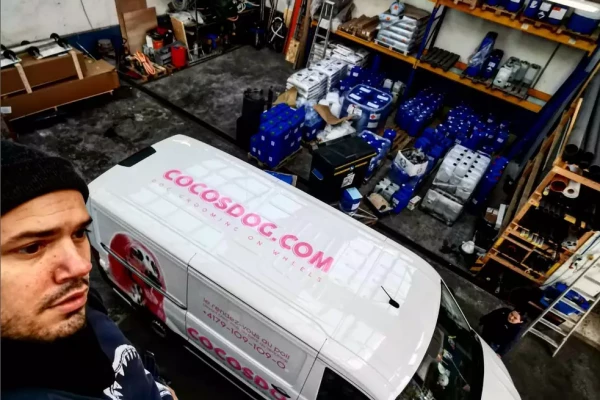 une inscription publicitaire sur une voiture