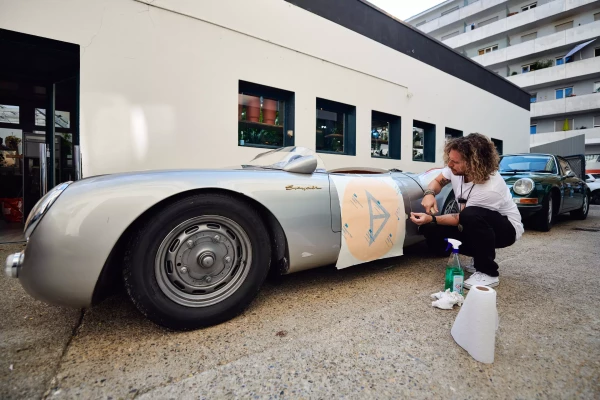 pose d'un sticker sur une Porsche