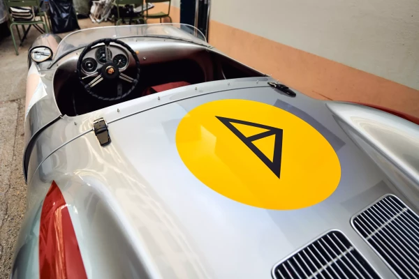 Restomod sur une porche spider par Stick-Up à Genève