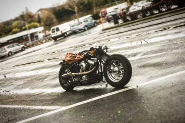Restmod et customisation d'une moto par Stick-Up à Genève