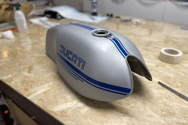 Restmod et customisation de véhicules par Stick-Up à Genève