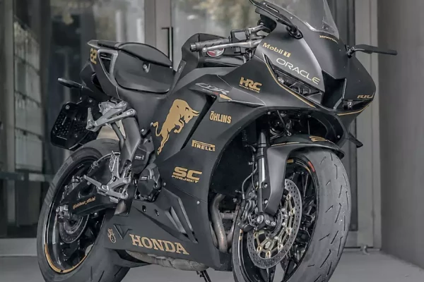 Honda CBR avec sponsors customisée par Stick-Up à Genève.