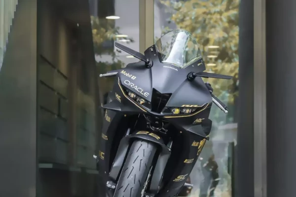 Honda CBR biker avec sponsors customisée par Stick-Up à Genève.