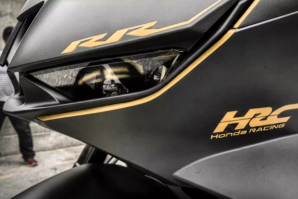 Honda CBR avec sponsors customisée par Stick-Up à Genève.