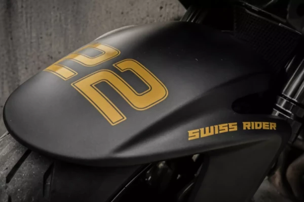 Honda CBR avec sponsors customisée par Stick-Up à Genève.
