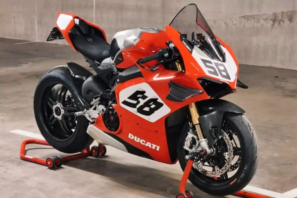 Restmod et customisation d'une moto de course Ducati par Stick-Up à Genève