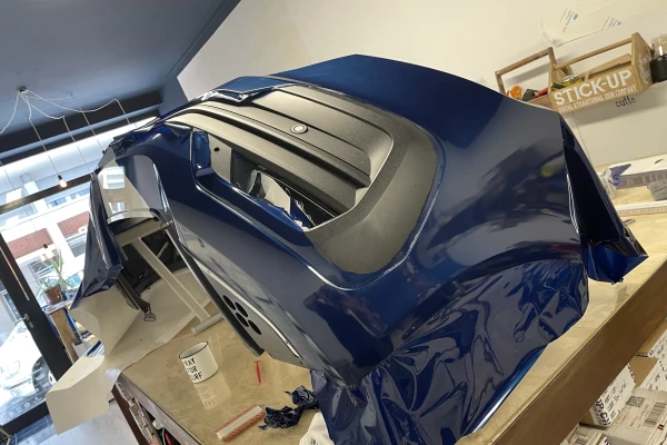 un exemple de wrapping d'une pièce de voiture en bleu