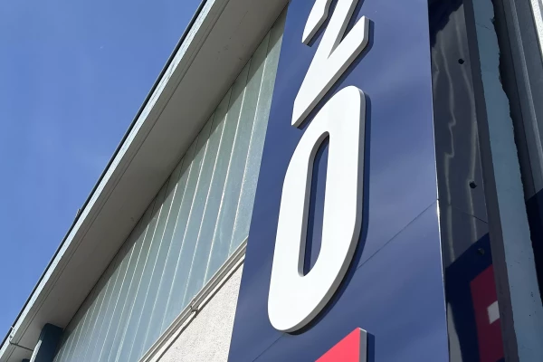 Totem extérieur et signalétique d'entreprise pour H2O Facilities à Genève par Stick-Up