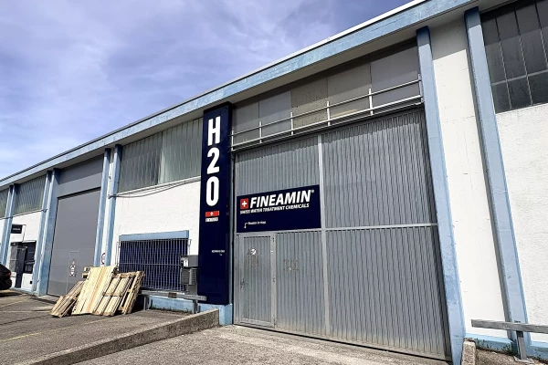 Totem extérieur et signalétique d'entreprise pour H2O Facilities à Genève par Stick-Up