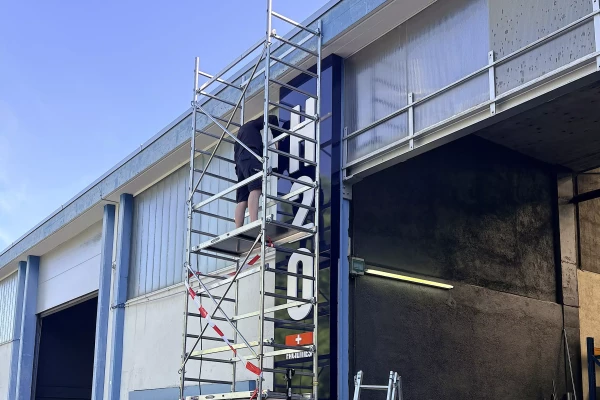 Totem extérieur et signalétique d'entreprise pour H2O Facilities à Genève par Stick-Up