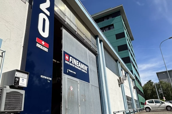 Totem extérieur et signalétique d'entreprise pour H2O Facilities à Genève par Stick-Up