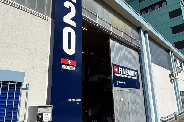 Totem extérieur et signalétique d'entreprise pour H2O Facilities à Genève par Stick-Up