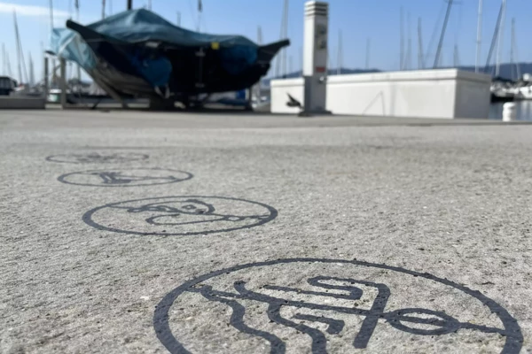 Detail de marquage au sol avec pochoir par Stick-Up à Genève