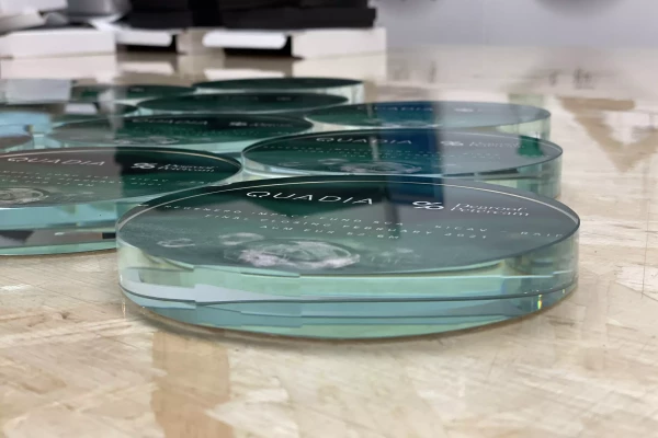des objets en ronds et verts en plexiglas découpés sur mesure