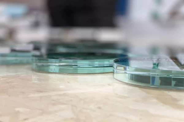 découpe de verre sur mesure dans un atelier à genève