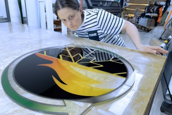 découpe et réalisation d'un logo en plexiglas