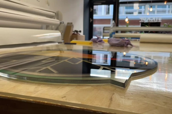 façonnage de plexiglas en atelier