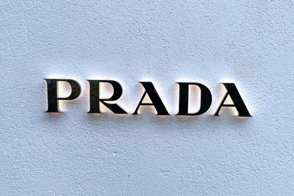 logo 3d rétroéclairé sur un mur blanc