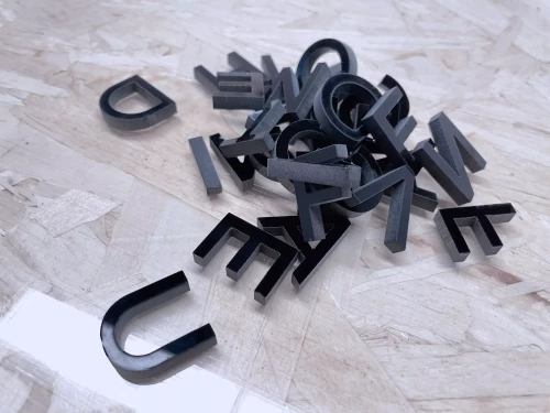 détail de lettres 3d noires en vrac