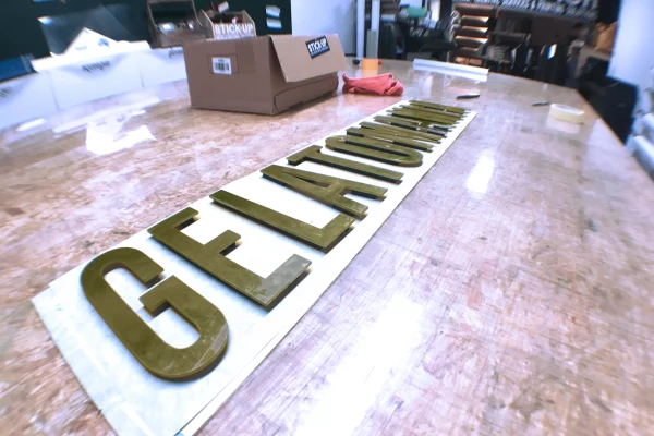 conception d'un logo en laiton dans l'atelier