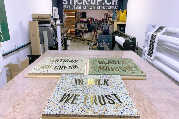 Trois plaques en terrazzo et des lettres en laiton fabriquées pour un marchand de glaces genevois par stick-up