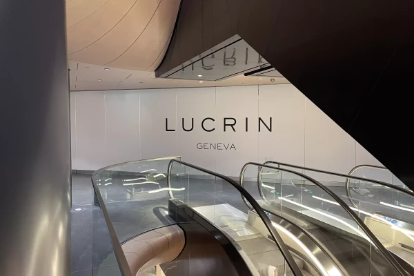 une vitrine de magasin recouverte avec du vinyle adhésif