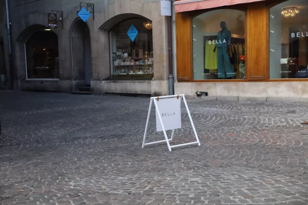 stop trottoir pour restaurant dans une rue piétonne