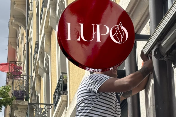 Installation d'une enseigne sur mesure par Stick-Up à Genève
